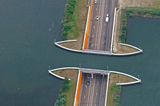 Построили мост наоборот: вода - сверху, автомобили - снизу