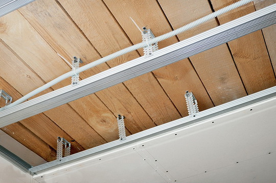Как смонтировать из гипсокартона подвесной потолок любой сложности