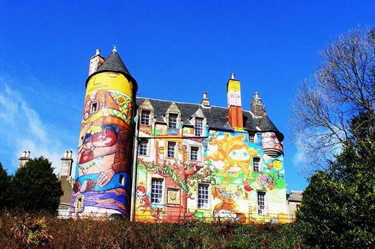 Дизайнерские курьезы: как раскрасили старинный замок в Шотландии