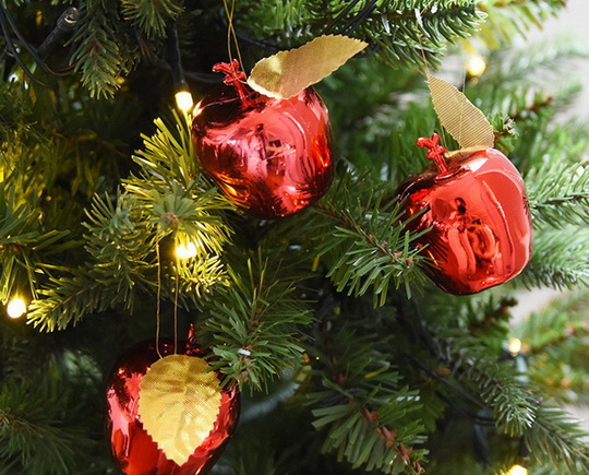 Американские дети в Рождество ищут на елке огурец