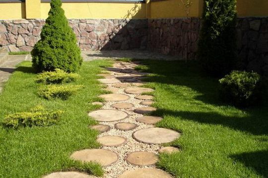 Самые красивые шаговые дорожки на садовом участке