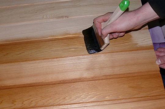 Как правильно красить древесину