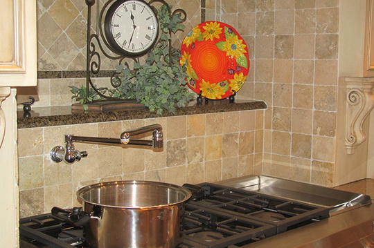 Наливной кран над плитой в кухне
