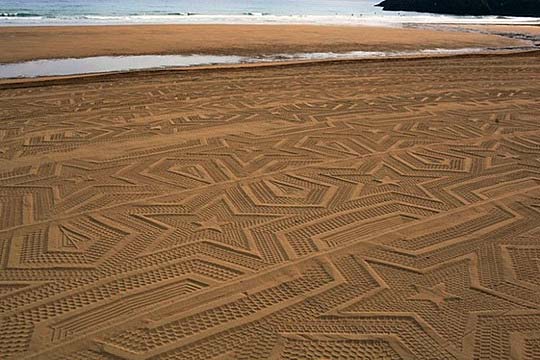Первый в мире арт-трактор для рисования узоров на песке