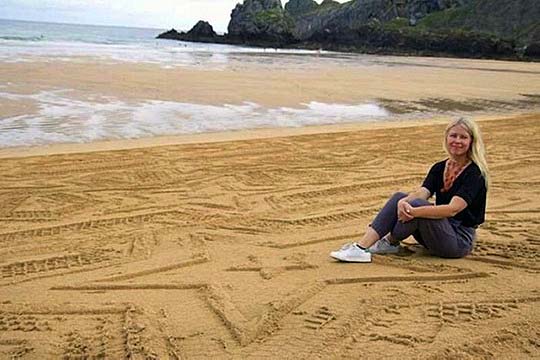 Первый в мире арт-трактор для рисования узоров на песке