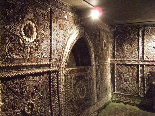 Архитектурные загадки: кто построил подземный дворец, украшенный пятью миллионами морских раковин