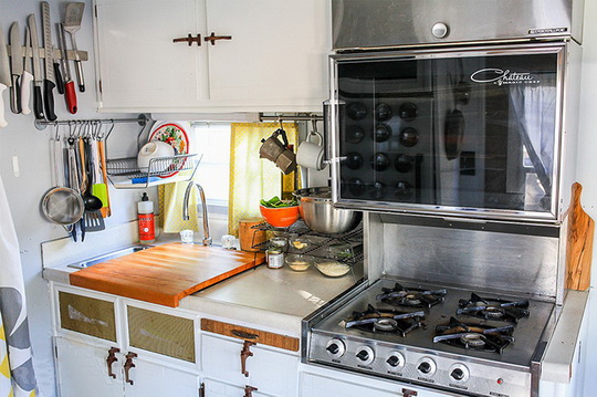 Как обустроить маленькую кухню