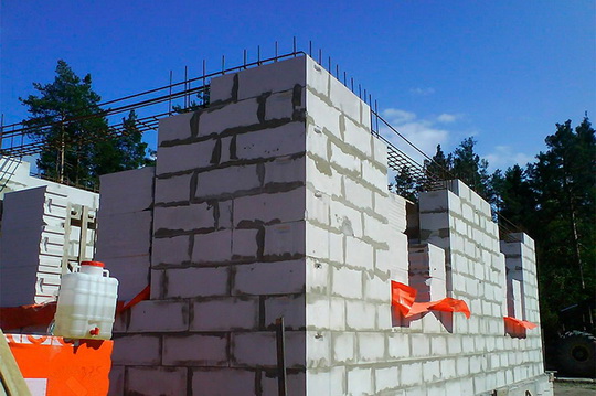 Какой толщины должны быть стены дома, в зависимости от материала