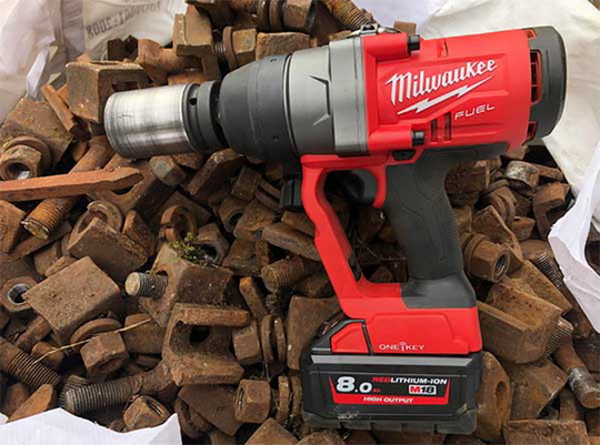 Сверхмощный аккумуляторный гайковёрт Milwaukee M18 ONEFHIWF1