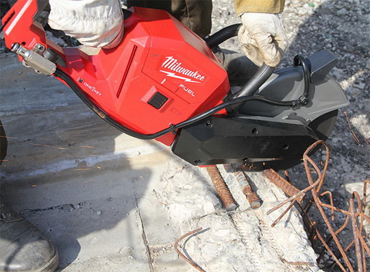 Аккумуляторная 18-вольтовая отрезная машина Milwaukee M18 Fuel FCOS230