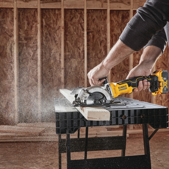 аккумуляторная циркулярная пила DeWALT 20V Max ATOMIC Compact