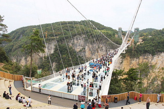 Почему в Китае закрывают знаменитые стеклянные мосты