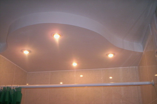 Как оформить потолок в ванной комнате