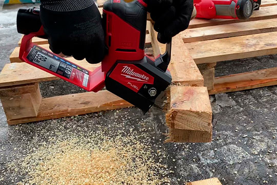 Аккумуляторнай цепная пила Milwaukee M12 Fuel FHS