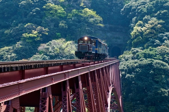 10 самых экстремальных железнодорожных маршрутов мира