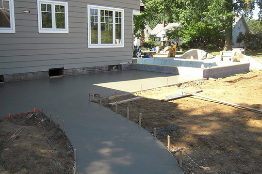Что лучше - бетон или тротуарная плитка во дворе