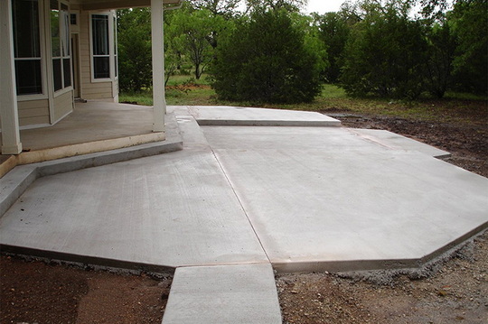 Что лучше - бетон или тротуарная плитка во дворе