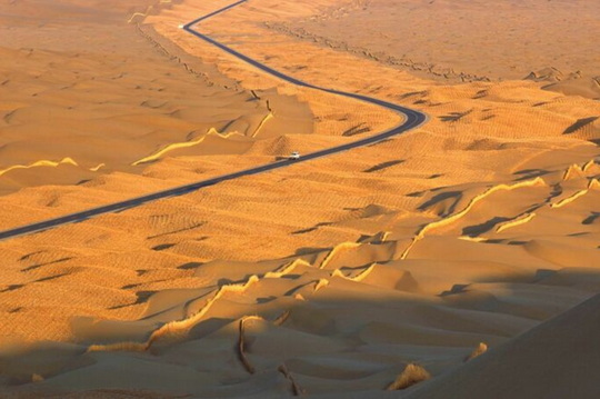 Китай построил самую длинную дорогу через огромную пустыню