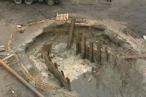 Дурной пример заразительный – в Днепропетровске образовалась яма диаметром 12 метров
