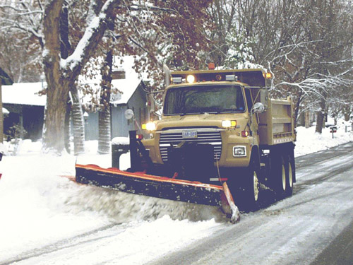 В перерывах между уборкой снега «Киевавтодор» чинит технику и латает ямы на дорогах