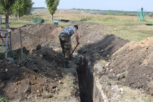 На строительстве обороны не хватает техники и рабочих рук