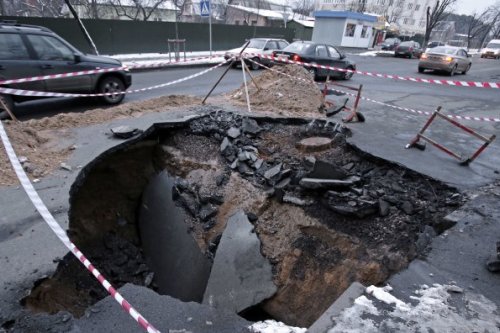 Вместе с приходом тепла в Украине вспомнили о ремонте дорог