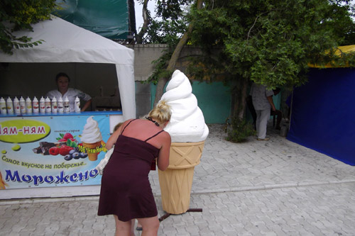 В киевском парке теперь можно есть только законное мороженое