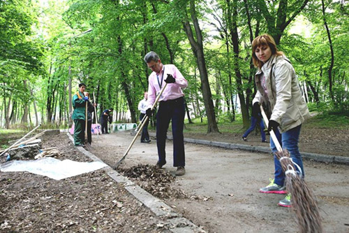 Американцы подали пример киевлянам в уборке парка