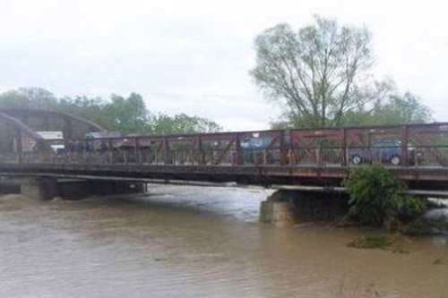 Разрушенный мост под Львовом спохватились ремонтировать через полгода