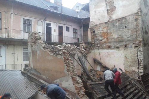 Жителей аварийного дома во Львове решили не отселять