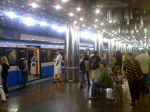 На метро Славутич сломался поезд