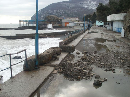 В Алуште и Ялте восстанавливают набережные, поврежденные штормом