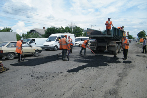 Компании-новичку заказали ремонты дорог сразу в двух областях
