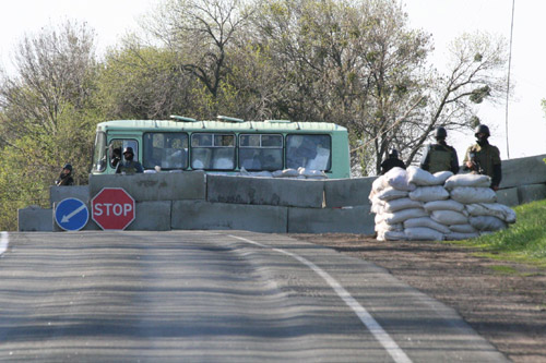 В Донецке решили отремонтировать дорогу к террористам