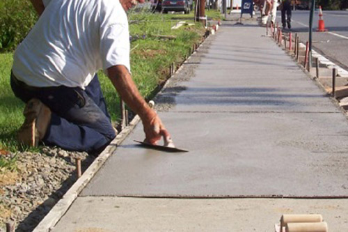 Во Львове предприниматели помогают ремонтировать тротуары
