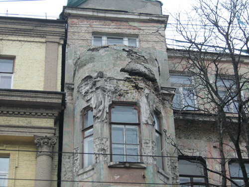 От известных зданий архитектуры Киева постепенно остаются одни стены