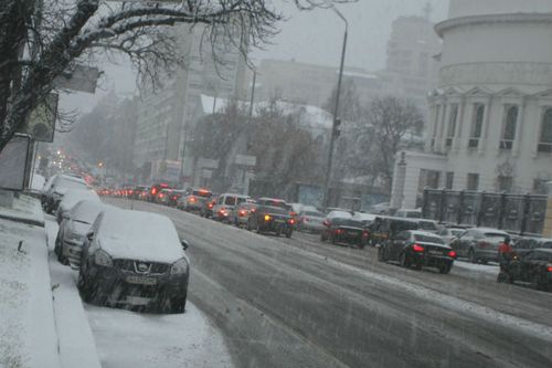 Все коммунальные службы столицы на ликвидации последствий непогоды