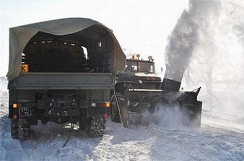 Президентский полк расчищает снег в Киеве. А непогода продлится, как минимум, еще сутки