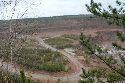 У строительного карьера забирают землю