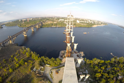 Мост через Днепр в Запорожье за 10 лет построили всего на 30%