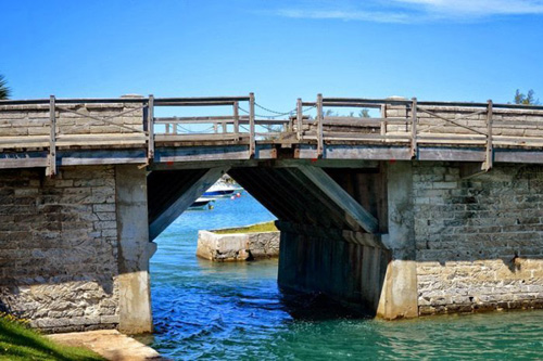 В Бермудском треугольнике есть самый маленький разводной мост в мире – 45 см