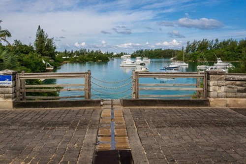 В Бермудском треугольнике есть самый маленький разводной мост в мире – 45 см