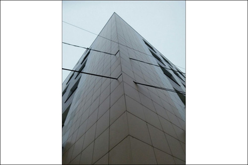 Загадка 21-го века. В какой стране линию электропередач тянут сквозь фасад здания?