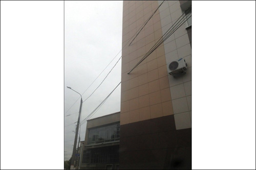 Загадка 21-го века. В какой стране линию электропередач тянут сквозь фасад здания?