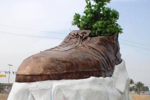 Фото дня – Памятник ботинку, брошенному в Буша-младшего (уничтожен)