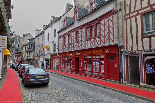 Фото часа – Город с тротуарами из красных ковровых дорожек