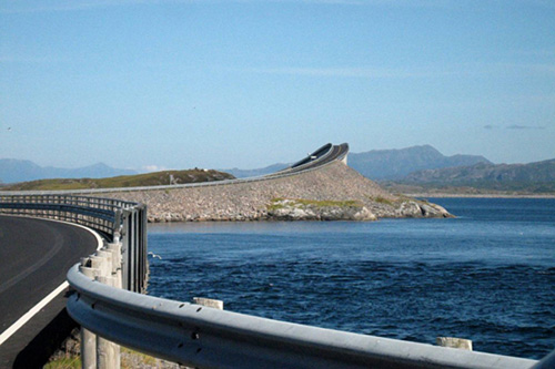 В Норвегии построили мост-трамплин