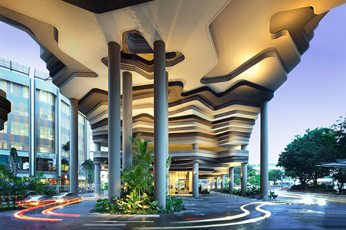 В Сингапуре построили роскошный экологичный отель с вертикальным парком