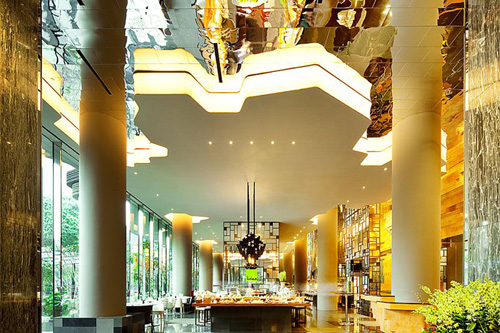 В Сингапуре построили роскошный экологичный отель с вертикальным парком