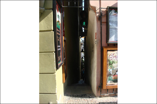 Для чего на улице шириной в 70 см установлен светофор